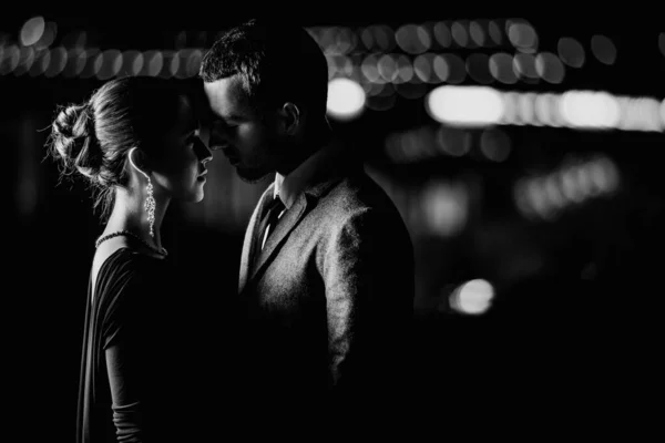 Casal Atraente Roupa Elegante Abraçando Fora Noite — Fotografia de Stock