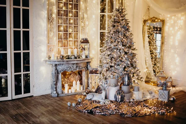 크리스마스 인테리어 디자인의 따뜻하고 조명에 Xmas 장난감 조명등 — 스톡 사진