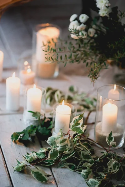 Schöne Dekoration Aus Weißen Brennenden Kerzen Glaskerzenständern Stehen Auf Einem — Stockfoto