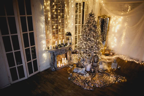 Warme Gezellige Avond Het Interieur Van Kerstmis Kerstboom Versierd Met — Stockfoto