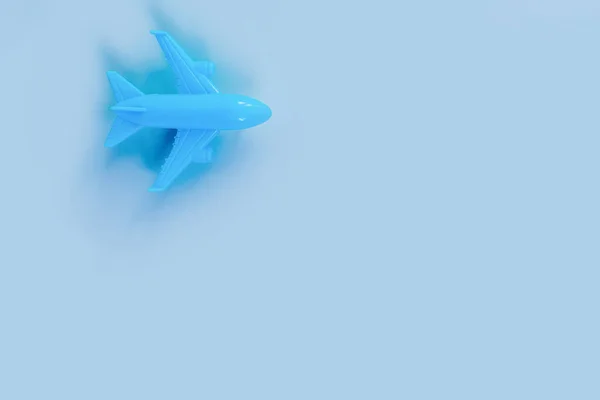 Model Zabawki Samolotu Izolowany Niebieskim Tle Tło Koncepcji Podróży — Zdjęcie stockowe