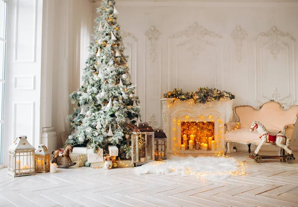 Classical Interior White Room Christmas Tree Garland Decorated Fireplace Rocking — Stock Photo, Image