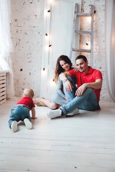 Gelukkig Ouders Poseren Met Baby Jongen Vloer Kamer — Stockfoto