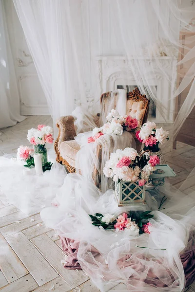 Fauteuil Vintage Orné Pivoines Fleurs Verts Dresse Dans Une Chambre — Photo