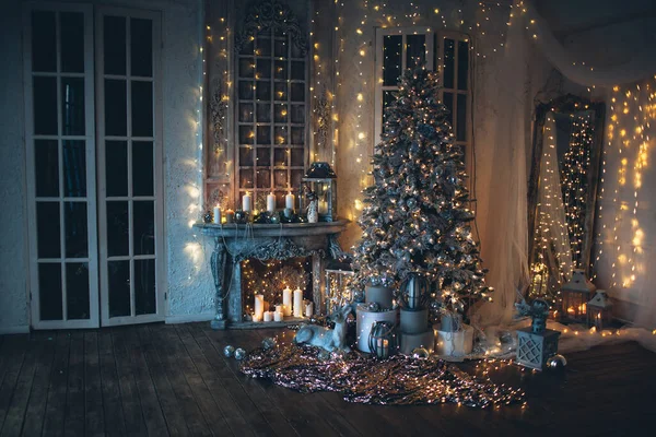 温馨舒适的夜晚在圣诞房间里 室内设计 圣诞树点着灯 — 图库照片