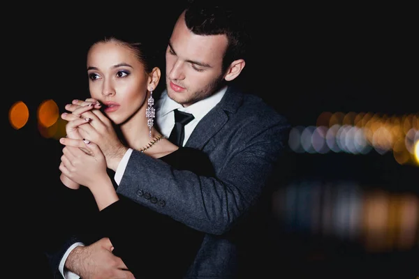 Tenera Coppia Abito Elegante Che Abbraccia Fuori Sera — Foto Stock