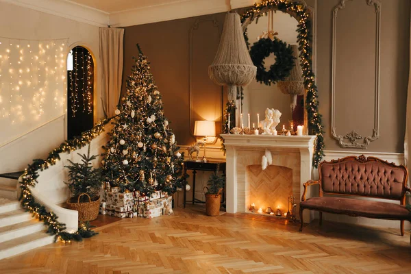 Lüks konforlu ve sıcak Noel odası iç tasarımı, ışıklarla süslenmiş Xmas ağacı hediyeler, mumlar, lambalar, çelenkler, aydınlatma şöminesi, tatil salonu..