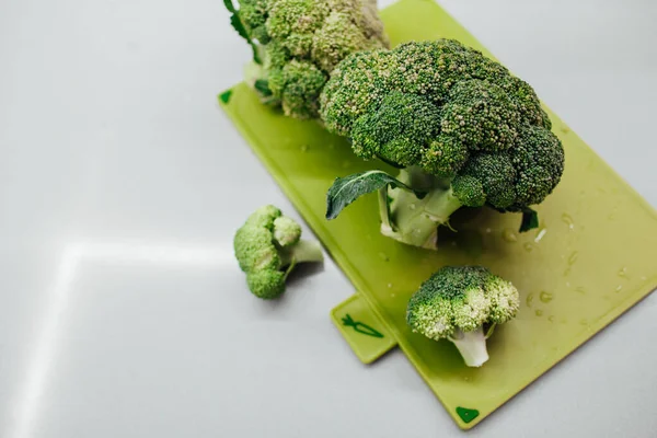 Grüner Frischer Brokkoli Schneidebrett Gesunde Ernährung Und Ernährungskonzept Hintergrund — Stockfoto