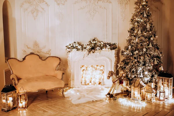 Hermoso Navidad Fabuloso Blanco Clásico Interior Con Árbol Navidad Chimenea — Foto de Stock