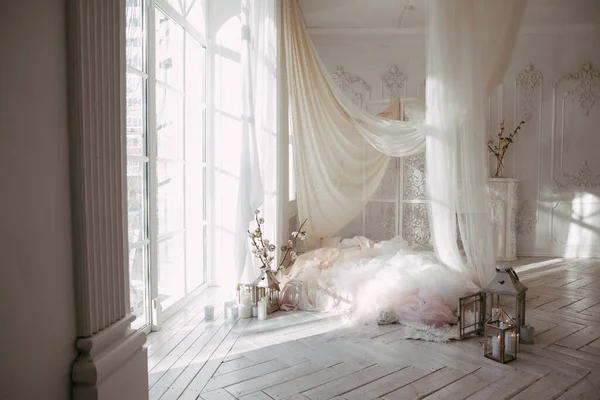 大的干净明亮的房间 窗户为白色木地板 床垫床 装饰着郁金香窗帘 花瓶上有棉花枝条 — 图库照片