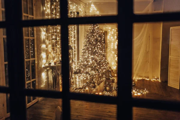 Teplý Útulný Večer Vánoční Design Interiéru Vánoční Stromeček Zdobený Světly — Stock fotografie