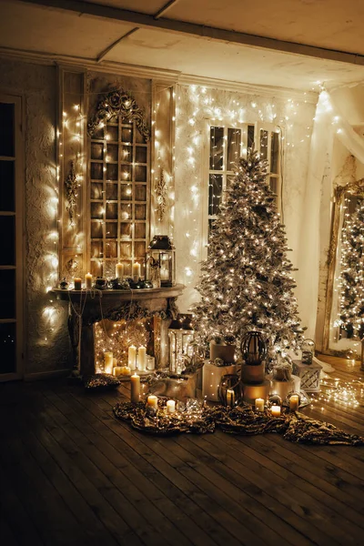 Warmer Und Gemütlicher Abend Weihnachtszimmer Innenarchitektur Weihnachtsbaum Mit Lichtern Dekoriert — Stockfoto