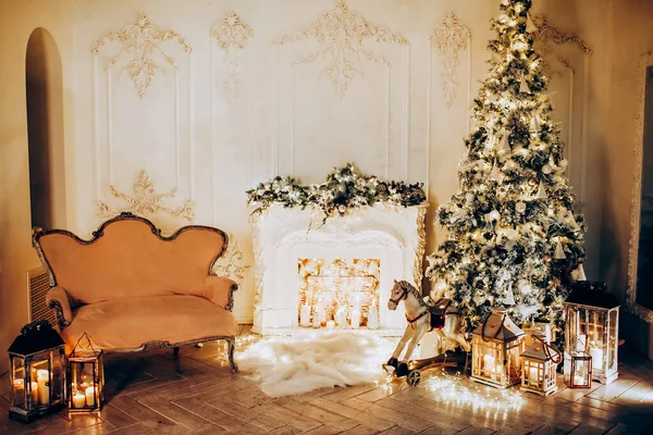 Hermoso Navidad Fabuloso Blanco Clásico Interior Con Árbol Navidad Chimenea —  Fotos de Stock