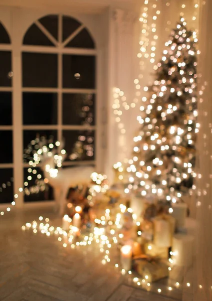 Hermosa Habitación Año Nuevo Decorada Con Luz Navidad Velas —  Fotos de Stock