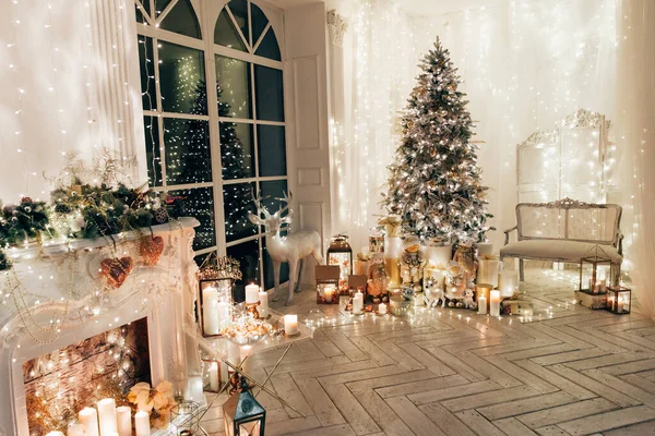 クリスマスのインテリアデザインで暖かく居心地の良い夜 クリスマスツリーのライトで飾られた贈り物 おもちゃ キャンドル ランタン ガーランド照明屋内暖炉を提示します 休日のリビングルーム マジック新年 — ストック写真
