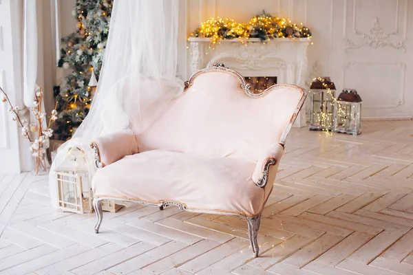 美しいクリスマスの素晴らしい白い古典的なインテリアクリスマスツリー暖炉のソファの装飾のおもちゃの贈り物と大きな窓 — ストック写真