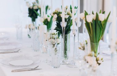 Beyaz çiçekli zarif düğün masasının yakın çekimi