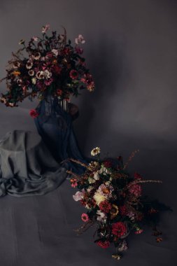 Stüdyoda dekorasyon. Çiçekler ve yeşiller odada duruyor. 