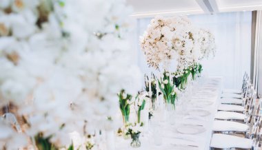 Beyaz çiçekli güzel bir düğün masası.