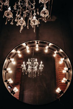 Aynada zarif bir avize yansıması