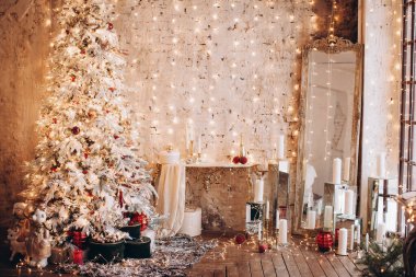 Duvar dokusunda hediyeleri olan güzel bir Noel ağacı.