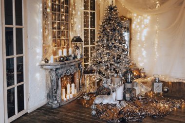 Noel odasında sıcak ve sıcak bir akşam, iç tasarım, ışıklarla süslenmiş Noel ağacı, oturma odası. Yeni yılda sihir.