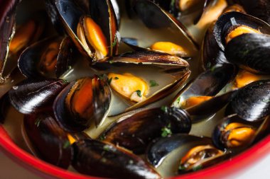 Taze otlarla dolu bir kasede midyeler