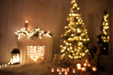 Stüdyoda yeni yıl ağacı ve çelenkleri