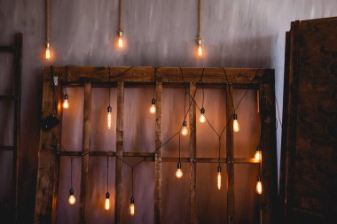 Duvarında çelenkler olan bir Noel süsü.