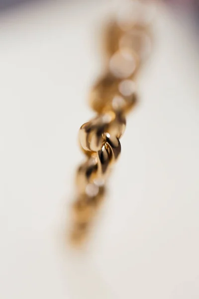 Close Weergave Van Enorme Gouden Gevlochten Ketting Armband Een Witte — Stockfoto