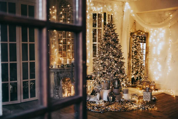 Warmer Und Gemütlicher Abend Weihnachtlichen Interieur Weihnachtsbaum Geschmückt Mit Lichtern — Stockfoto