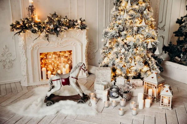 Clásico Interior Una Habitación Blanca Con Árbol Navidad Con Guirnalda — Foto de Stock