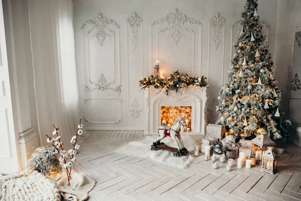 Clásico Interior Una Habitación Blanca Con Árbol Navidad Con Guirnalda — Foto de Stock