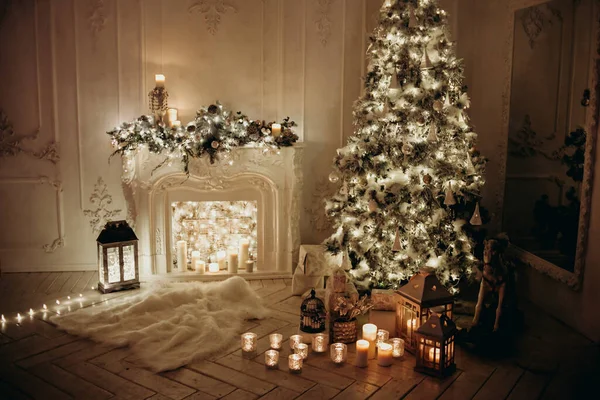 Mooie Knusse Kamer Interieur Ingericht Met Kerstboom Slinger Open Haard — Stockfoto