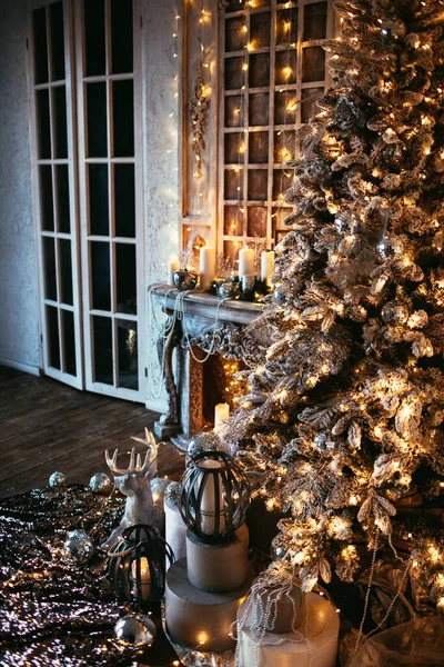 Noche Cálida Acogedora Diseño Interiores Navidad Árbol Navidad Decorado Con — Foto de Stock