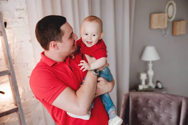 Gelukkig Vader Houden Baby Jongen Kamer — Stockfoto