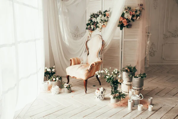 Silla Rosa Vintage Romántica Habitación Blanca Decorada Con Pantalla Decorada — Foto de Stock