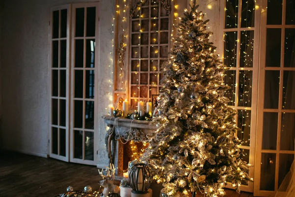 Teplý Útulný Večer Vánoční Design Interiéru Vánoční Stromeček Zdobený Světly — Stock fotografie