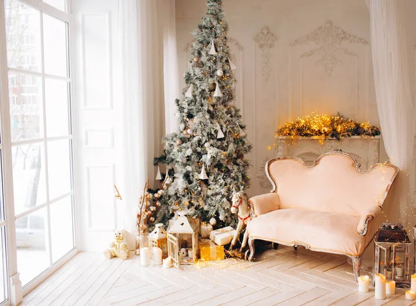 Όμορφα Χριστούγεννα Υπέροχο Λευκό Κλασικό Εσωτερικό Χριστουγεννιάτικο Δέντρο Διακόσμηση Τζάκι — Φωτογραφία Αρχείου