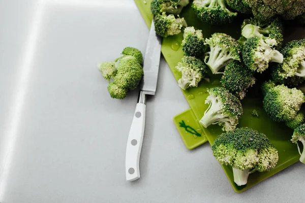 Frischer Brokkoli Auf Grünem Schneidebrett Nahaufnahme — Stockfoto