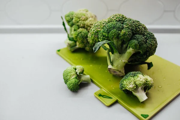 Grüner Frischer Brokkoli Schneidebrett Gesunde Ernährung Und Ernährungskonzept Hintergrund — Stockfoto