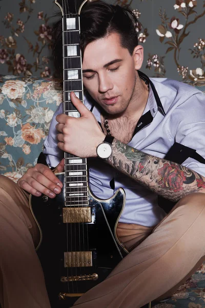 Guitarrista Bonito Posando Com Guitarra Dentro Casa — Fotografia de Stock