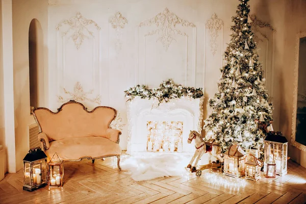 Bonito Natal Fabuloso Branco Clássico Interior Com Uma Árvore Natal — Fotografia de Stock