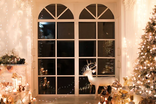 圣诞室内设计温馨舒适的夜晚 圣诞树装饰着彩灯 室内壁炉照明 假日客厅魔法新年 — 图库照片