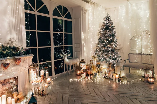 Warmer Und Gemütlicher Abend Weihnachtlichen Interieur Weihnachtsbaum Geschmückt Mit Lichtern — Stockfoto