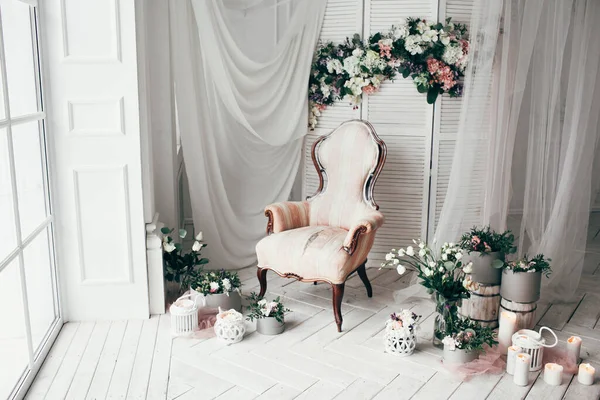 Silla Rosa Vintage Romántica Habitación Blanca Decorada Con Pantalla Decorada — Foto de Stock