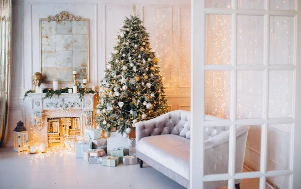クリスマスツリーと装飾要素暖炉で飾られた繊細な光の色で部屋の暖かい居心地の良い美しい現代的なデザイン — ストック写真