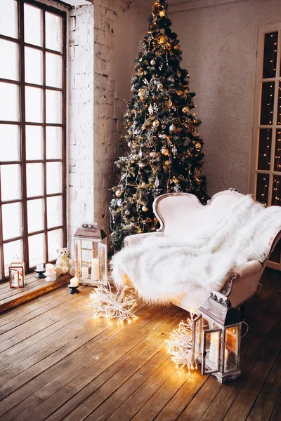 Prachtige Kerstmis Fabelachtige Witte Klassieke Interieur Met Een Kerstboom Openhaard — Stockfoto