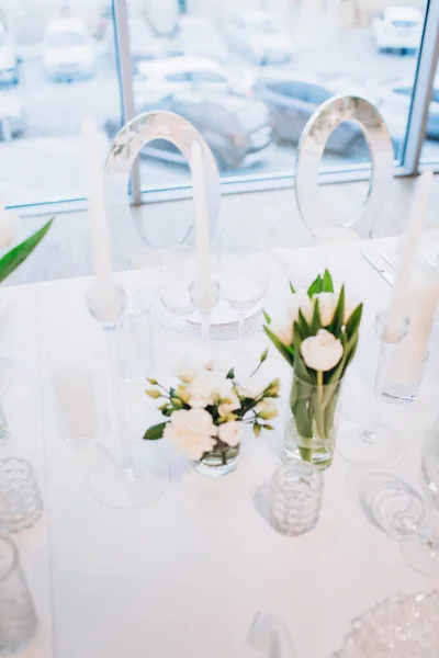 Intérieur Avec Belle Table Mariage Avec Des Fleurs Blanches — Photo