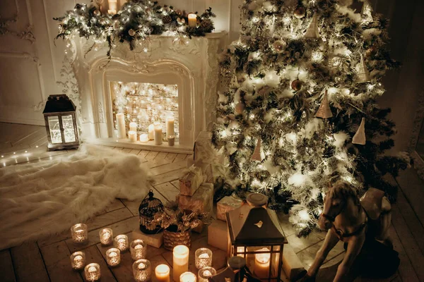 Hermoso Diseño Interior Acogedor Habitación Decorada Con Árbol Navidad Guirnalda —  Fotos de Stock